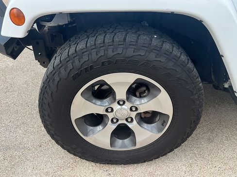 Used 2018 Jeep Wrangler Unlimited Sahara AWD/4WD image 8