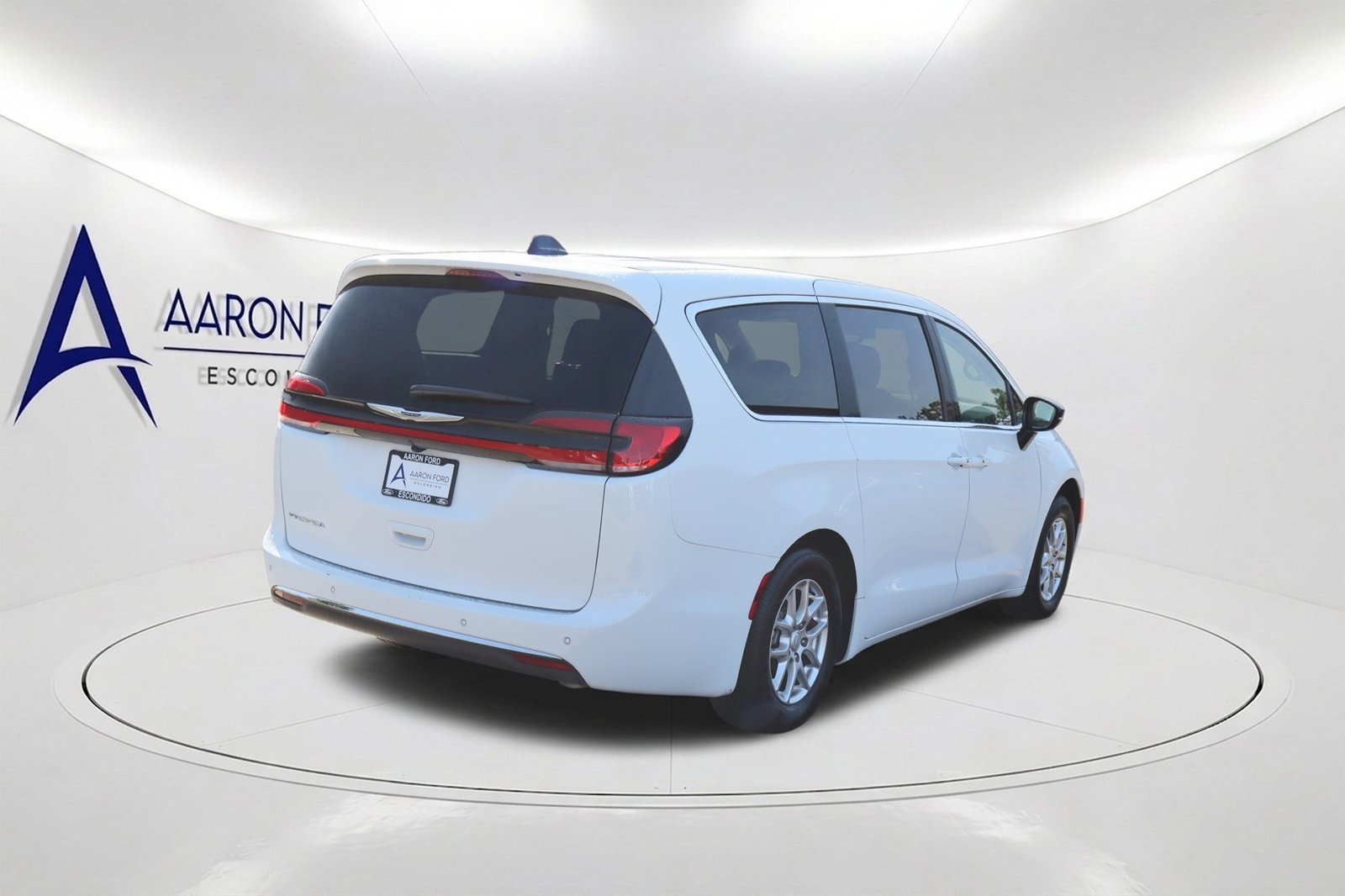 Used 2026 Chrysler Pacifica Select FWD image 4