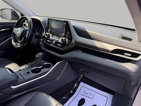 Used 2020 Toyota Highlander XLE image 32