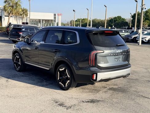 Used 2024 Kia Telluride EX w/ EX Captain's Chair Package image 7