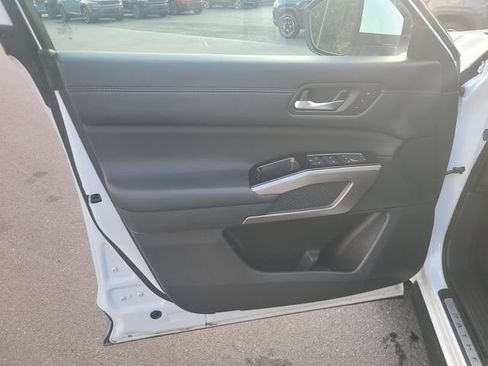 Used 2025 Nissan Pathfinder Platinum AWD/4WD image 11