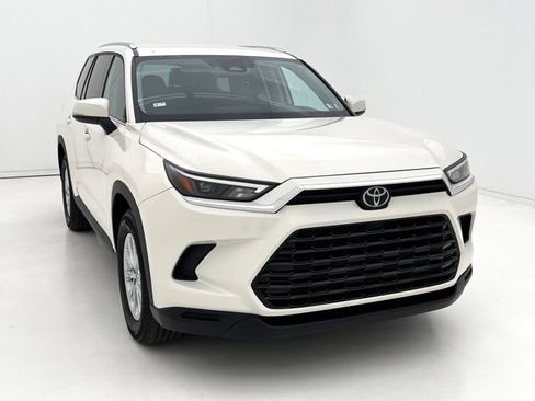 Used 2024 Toyota Grand Highlander AWD image 3