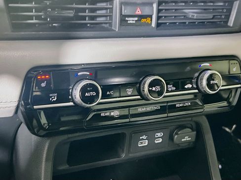 Used 2025 Honda Pilot Touring image 15