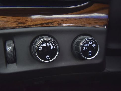 Used 2015 Cadillac Escalade Premium image 31