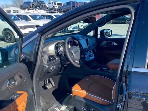 New 2026 Chrysler Pacifica Pinnacle AWD/4WD image 14