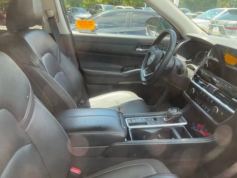 Used 2025 Nissan Pathfinder SL FWD image 7