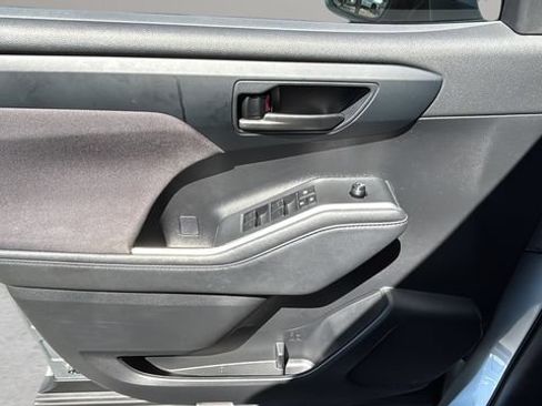 Used 2023 Toyota Highlander LE FWD image 17
