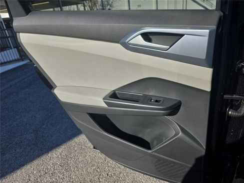 New 2026 Volkswagen Taos SE FWD image 9