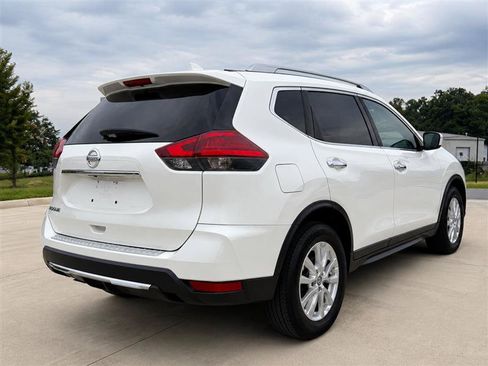 Used 2017 Nissan Rogue SV FWD image 4