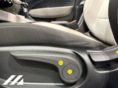 Used 2022 Hyundai Venue SEL FWD image 20