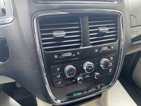 Used 2017 Dodge Grand Caravan SXT w/ Rear Park Assist Package FWD image 21