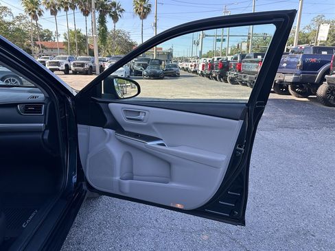 Used 2017 Toyota Camry SE image 32
