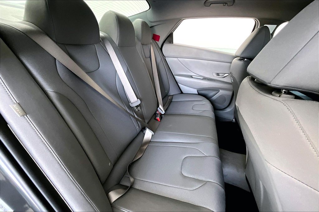 Used 2026 Hyundai Elantra SE FWD image 30