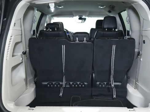 Used 2023 Chrysler Pacifica Touring-L image 30