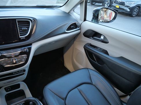 Used 2024 Chrysler Pacifica Select image 11