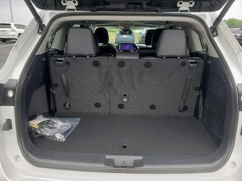 Used 2024 Toyota Highlander XLE AWD/4WD image 7