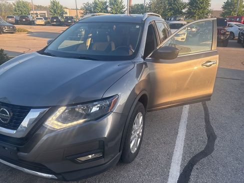 Used 2018 Nissan Rogue SV AWD/4WD image 3