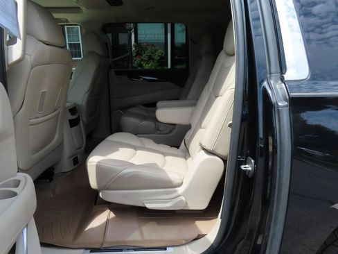 Used 2017 Cadillac Escalade ESV Luxury AWD/4WD image 17