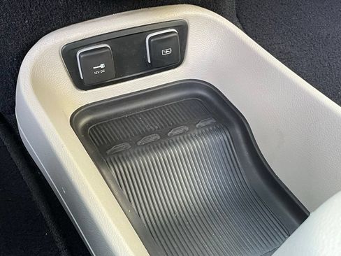 Used 2021 Chrysler Pacifica Touring-L FWD image 21