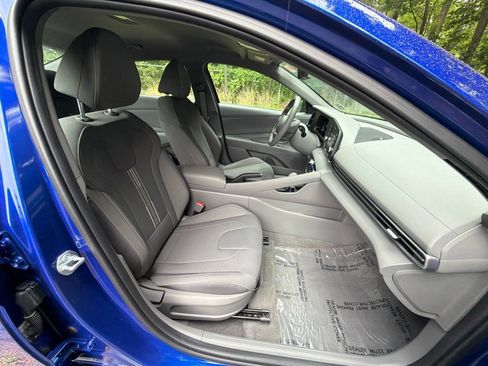 Certified 2025 Hyundai Elantra Sport FWD image 9