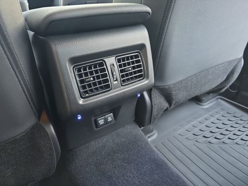 Used 2025 Toyota Camry SE image 13