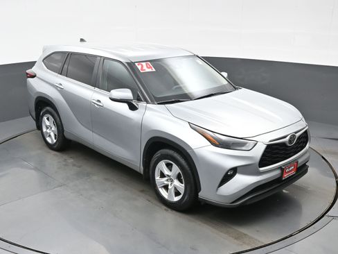 Used 2024 Toyota Highlander LE AWD/4WD image 33