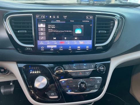 Used 2024 Chrysler Pacifica Touring-L image 9