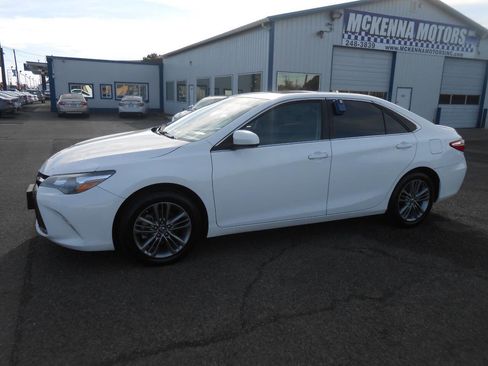 Used 2017 Toyota Camry SE image 5