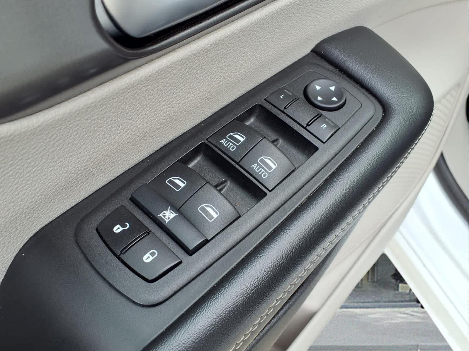 Used 2024 Chrysler Pacifica Touring-L FWD image 15