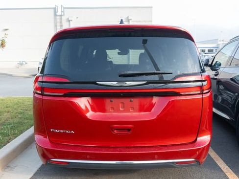 Used 2024 Chrysler Pacifica Touring-L FWD image 4