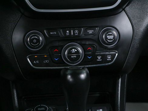 Used 2021 Jeep Cherokee Latitude Lux w/ Comfort/Convenience Group AWD/4WD image 20