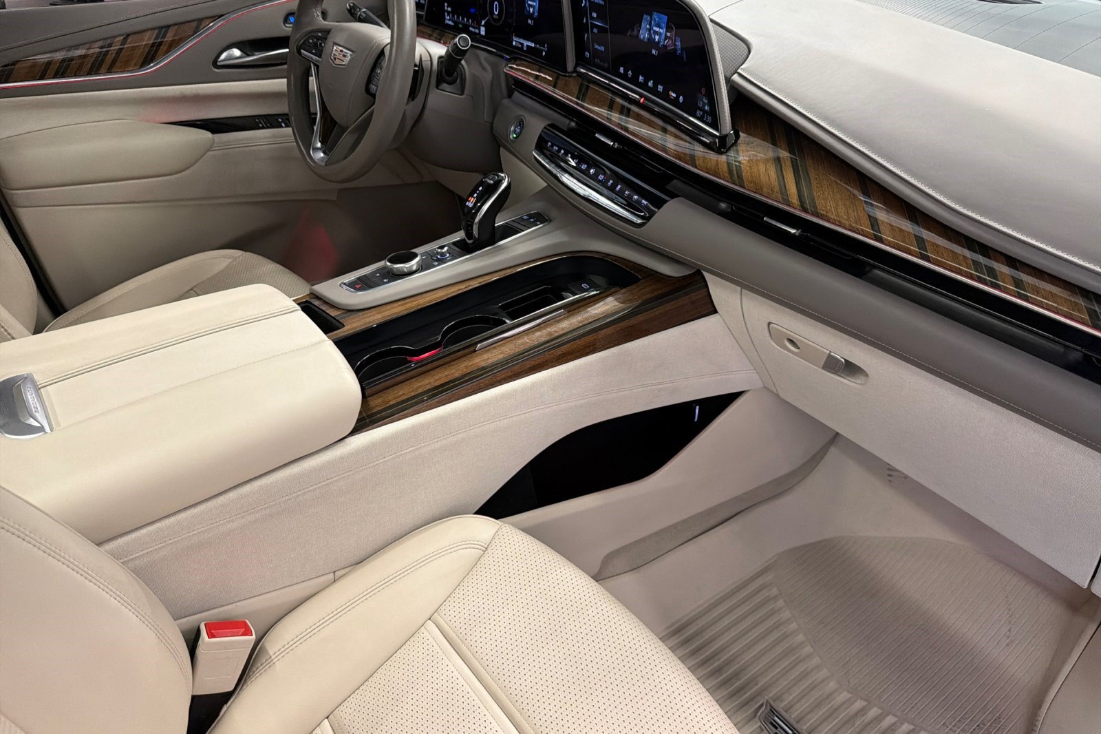 Used 2022 Cadillac Escalade Sport Platinum w/ Heavy-Duty Trailer Package AWD/4WD image 34