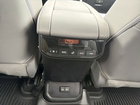 Used 2023 Toyota Highlander XLE image 25