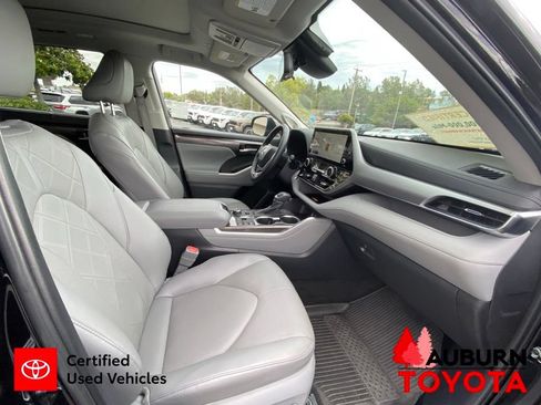 Certified 2024 Toyota Highlander Platinum AWD/4WD image 17