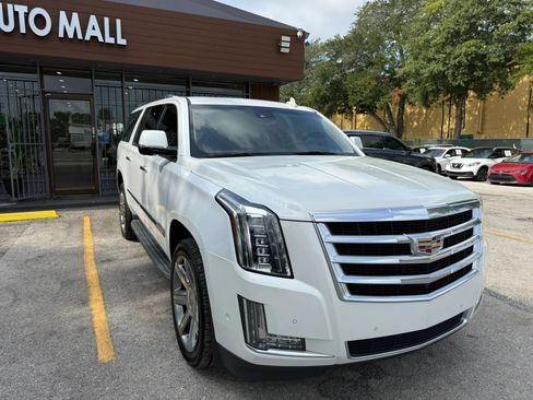 Used 2017 Cadillac Escalade ESV Luxury RWD image 3