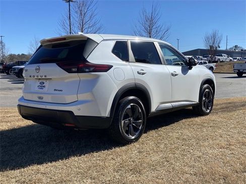 Used 2024 Nissan Rogue SV image 3