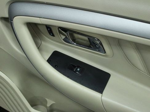 Used 2017 Ford Taurus SE image 10