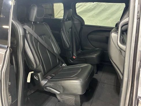 Used 2020 Chrysler Pacifica Touring-L AWD/4WD image 18