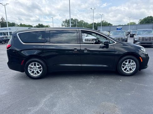 Used 2023 Chrysler Pacifica Touring-L FWD image 6