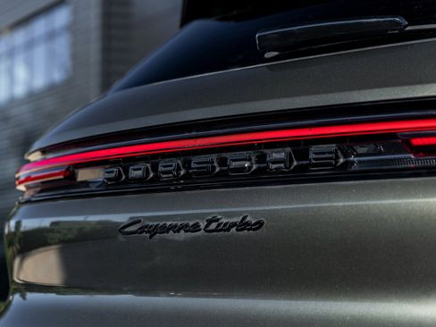 Used 2024 Porsche Cayenne Turbo image 8