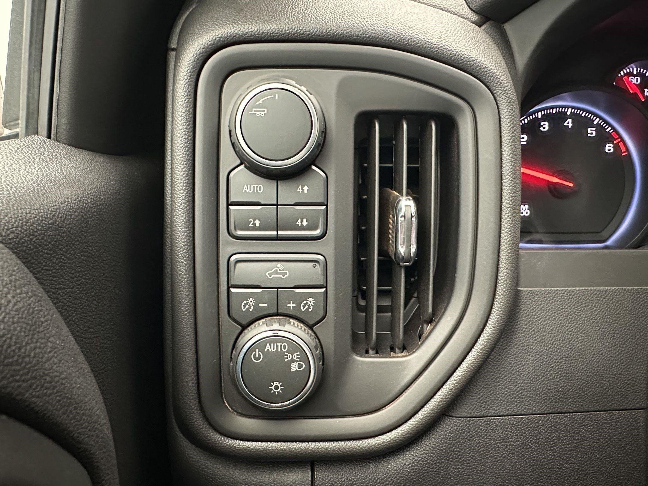 Certified 2026 Chevrolet Silverado 1500 Custom Trail Boss w/ Dark Appearance Package AWD/4WD image 30
