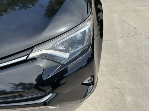 Used 2017 Toyota RAV4 XLE AWD/4WD image 6