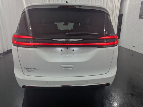 New 2026 Chrysler Pacifica Select image 8