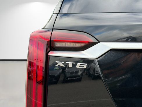 Used 2023 Cadillac XT6 Premium Luxury image 10