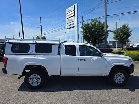 Used 2022 Toyota Tacoma SR RWD image 2