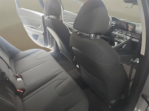 Certified 2025 Hyundai Elantra SEL image 17