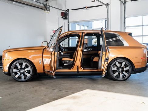Used 2023 Rolls-Royce Cullinan w/ Cullinan Package image 8