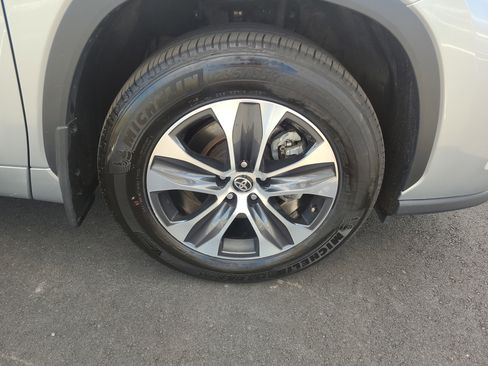 Certified 2025 Toyota Highlander XLE image 12