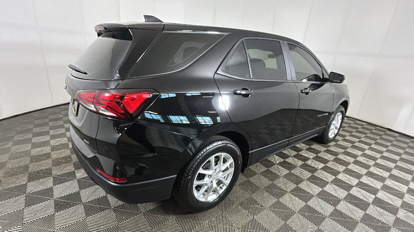 Used 2024 Chevrolet Equinox LS AWD/4WD image 3