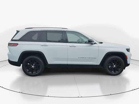 Used 2024 Jeep Grand Cherokee Limited AWD/4WD image 3